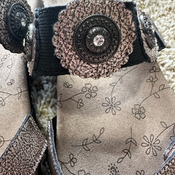 Taos Footwear Women's Tan Sandals w/Floral Pattern Crisscross Straps Double Band - Picture 4 of 8